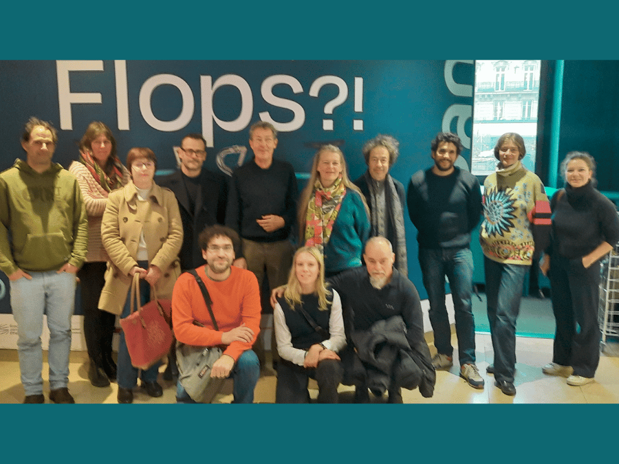 Photo de groupe des équipes devant l'exposition Flops !